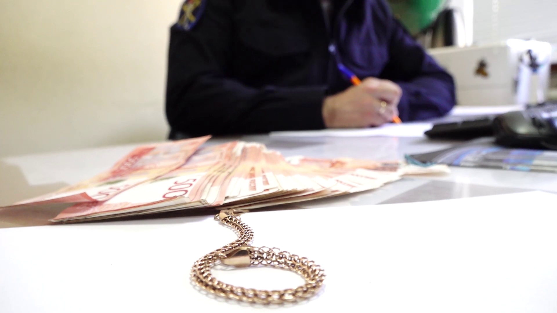 Коллега украла у пензячки более 640 тысяч рублей и золотой браслет