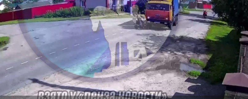 В Мокшане КамАЗ сбил мопед с двумя подростками, один в реанимации