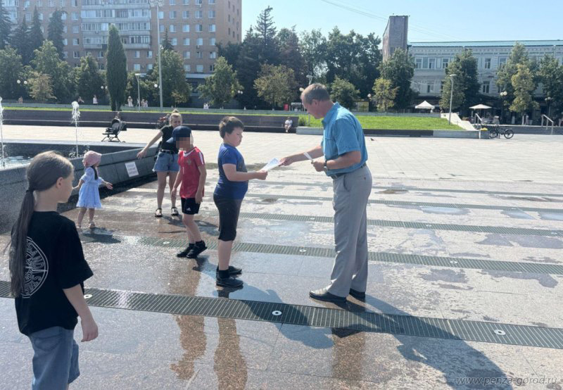 Купаться запрещено: в Пензе горожан караулили у фонтана и раздавали памятки
