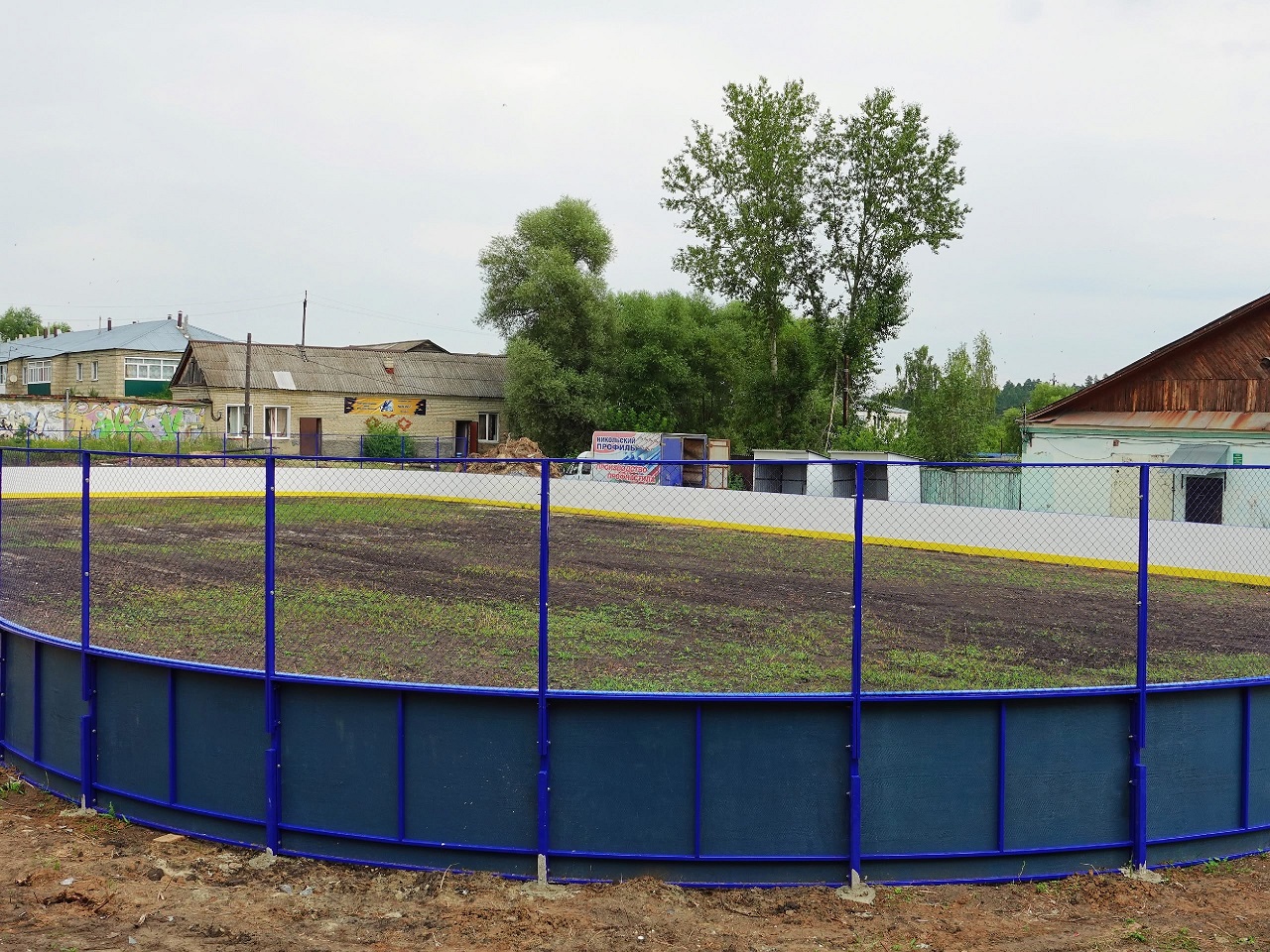 Хоккейная площадка в Никольске преображается, но жители мешают ремонту мусором