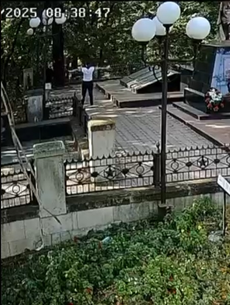 Занялись спортом у воинского мемориала: видео с двумя девушками вызвало споры