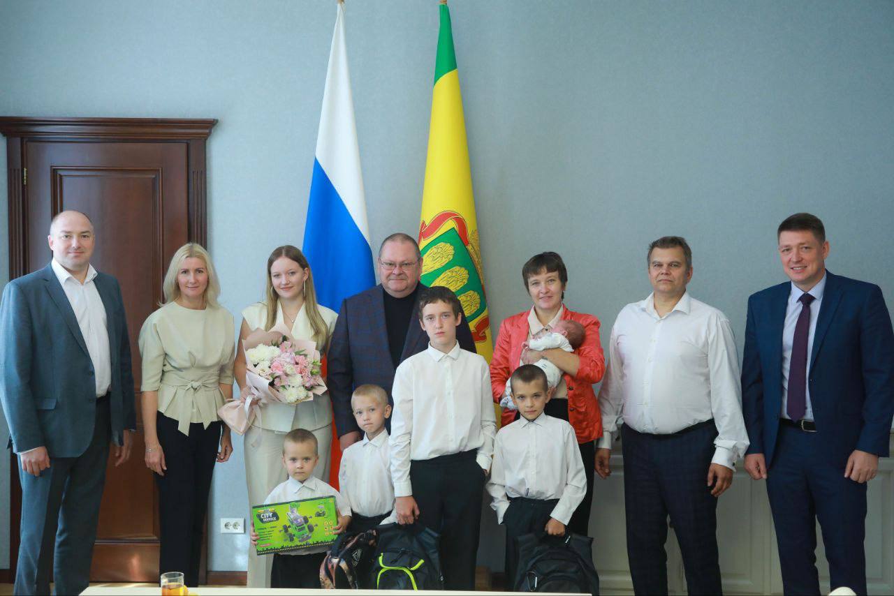 Олег Мельниченко поздравил многодетную семью из Пензы с началом учебного года