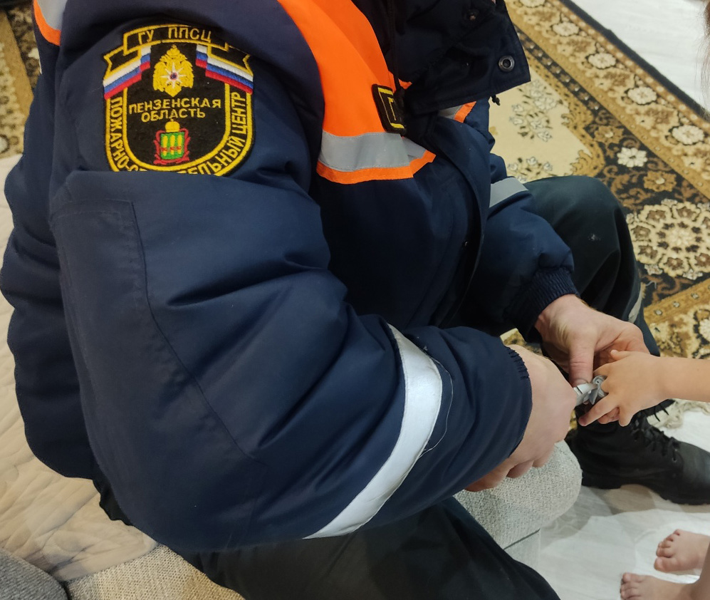 Родители вызвали спасателей: в Пензе ребенку помогли освободиться из «ловушки»