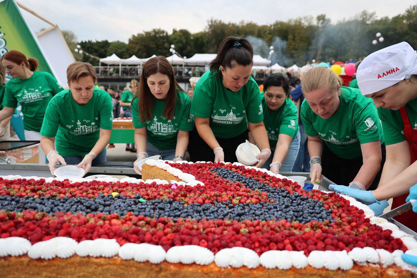 Пензенцы могут угоститься гигантским тортом весом более 1,3 тонны