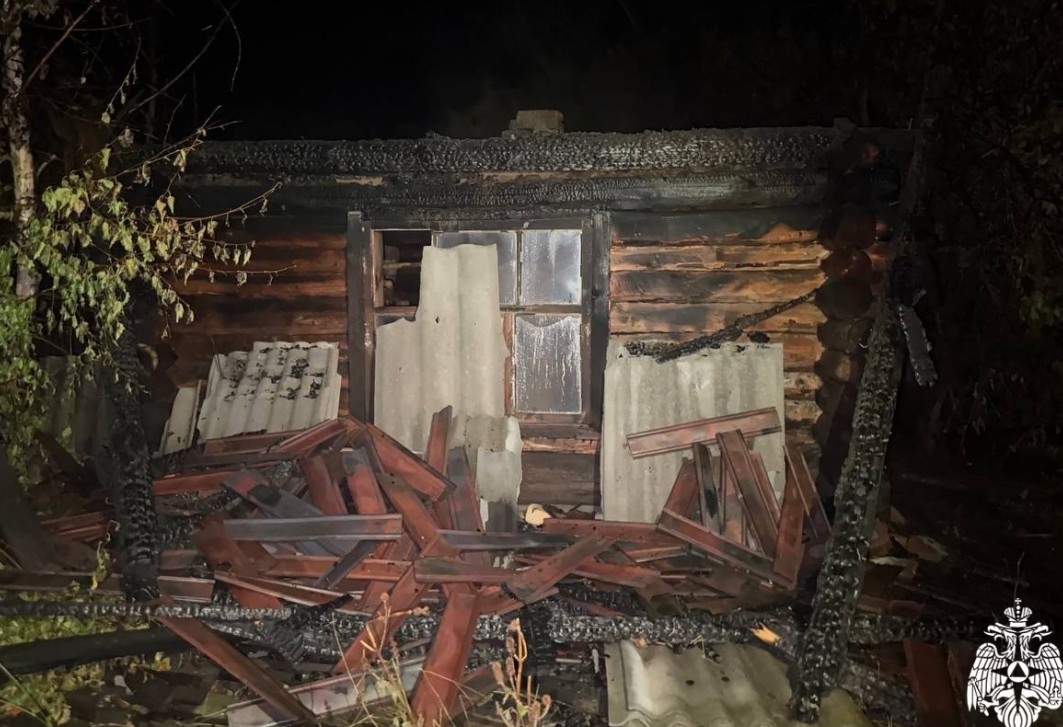 В Сосновоборске сарай и баню охватило пламя: пожар случился 27 августа