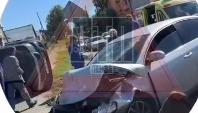 Внедорожник перевернулся после столкновения с легковушкой в Нижнем Ломове