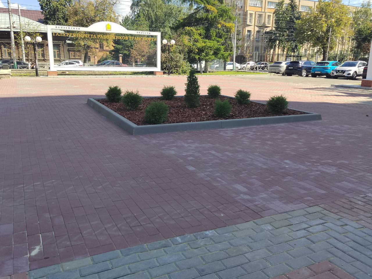 В Пензе заделали дыру от фонтана в сквере Ермина