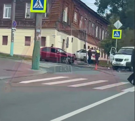 Машины разбиты, ГИБДД на месте: В Пензе столкнулись две легковушки