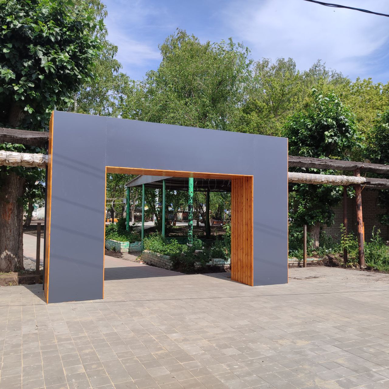 Установили арку: как в Каменке идет благоустройство сквера тружеников тыла