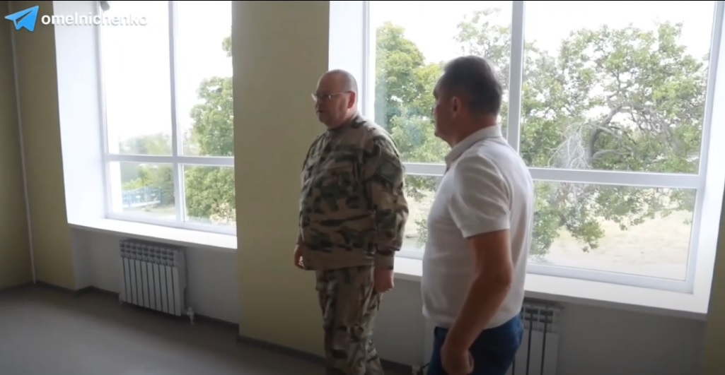 Олег Мельниченко осмотрел отремонтированную школу в Токмаке