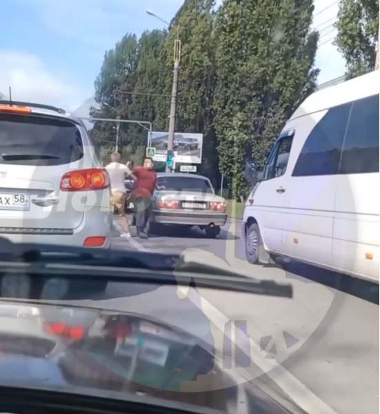 Драка водителей попала на видео: пензенцы устроили разборки на дороге в Арбеково