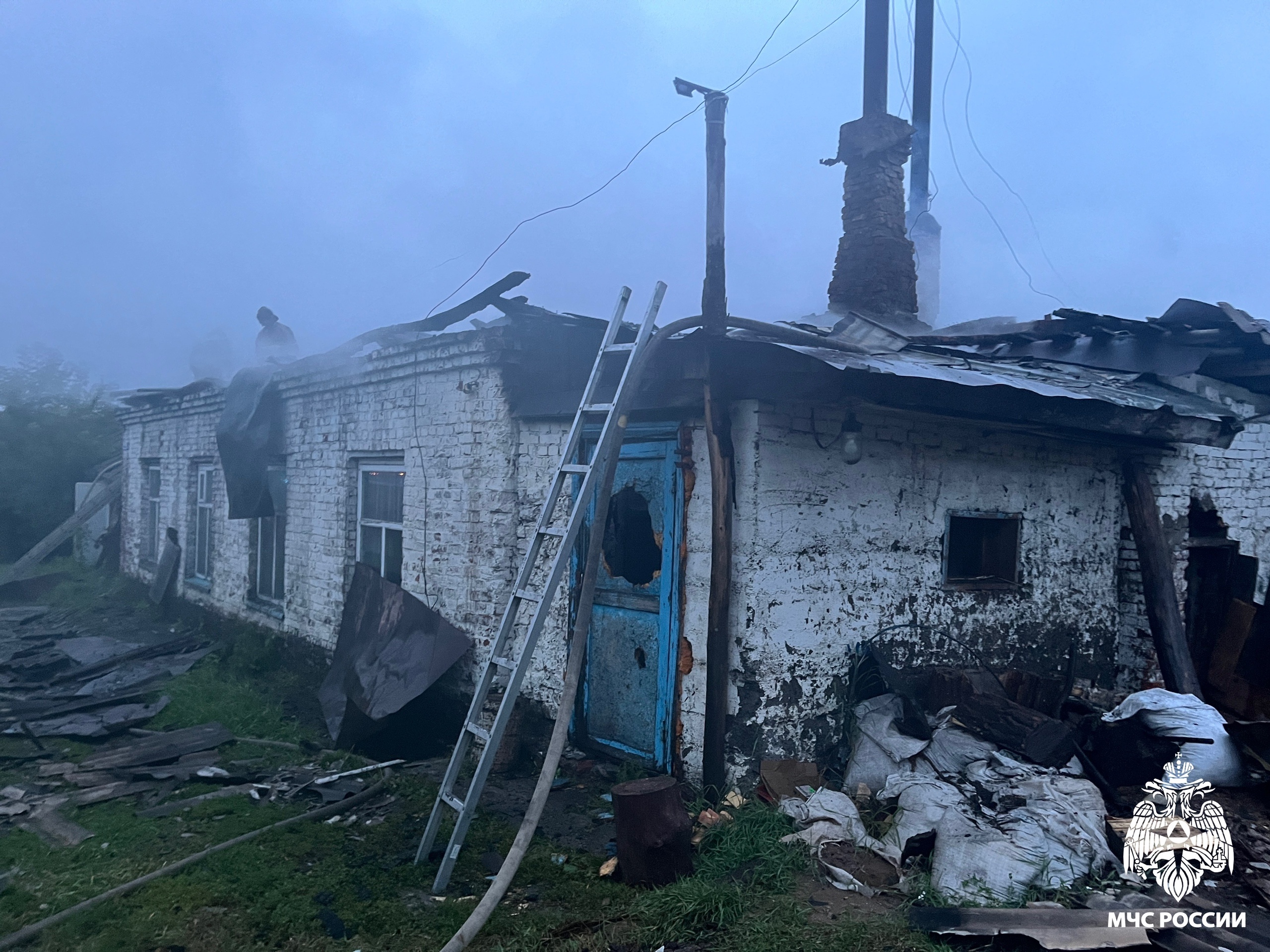 Огонь уничтожил кровлю: в Кузнецком районе ночью сгорела пекарня