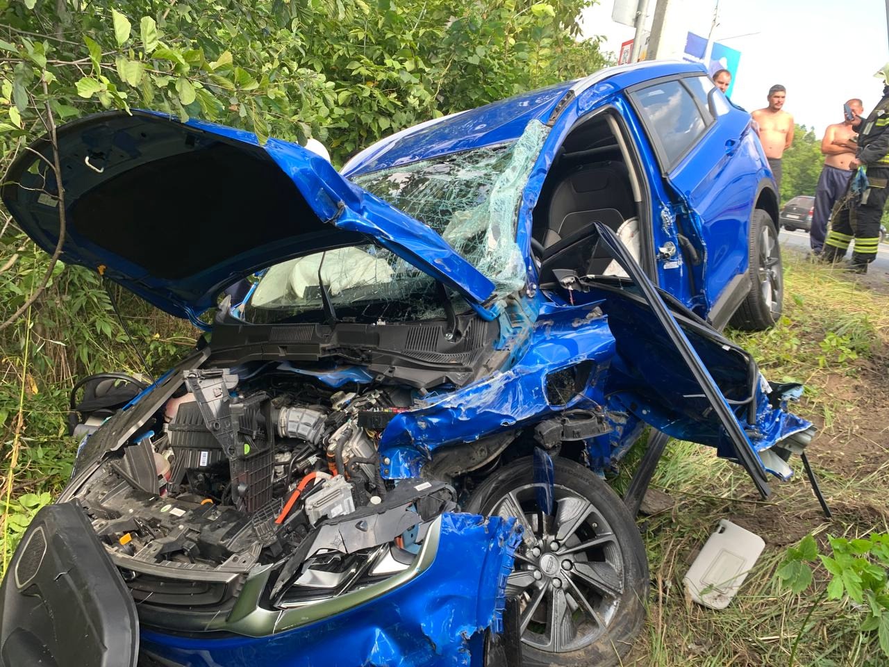 Опубликованы фото с места жесткого ДТП с КамАЗом на Ахунском переезде в Пензе