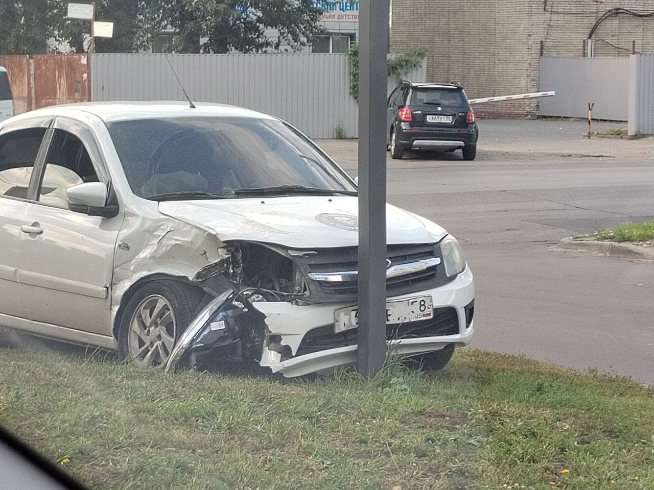 В Пензе Гранта врезалась в столб после столкновения с Ауди