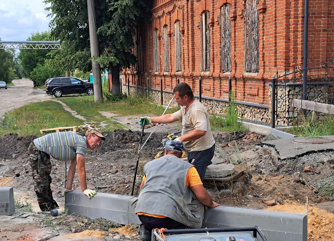 В Сердобске продолжается благоустройство тротуара на улице Саратовской