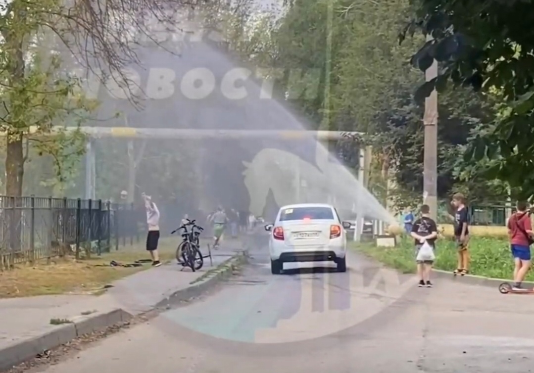 В Пензе дыру в трубе заткнули палкой, остановив фонтан в 2 этажа