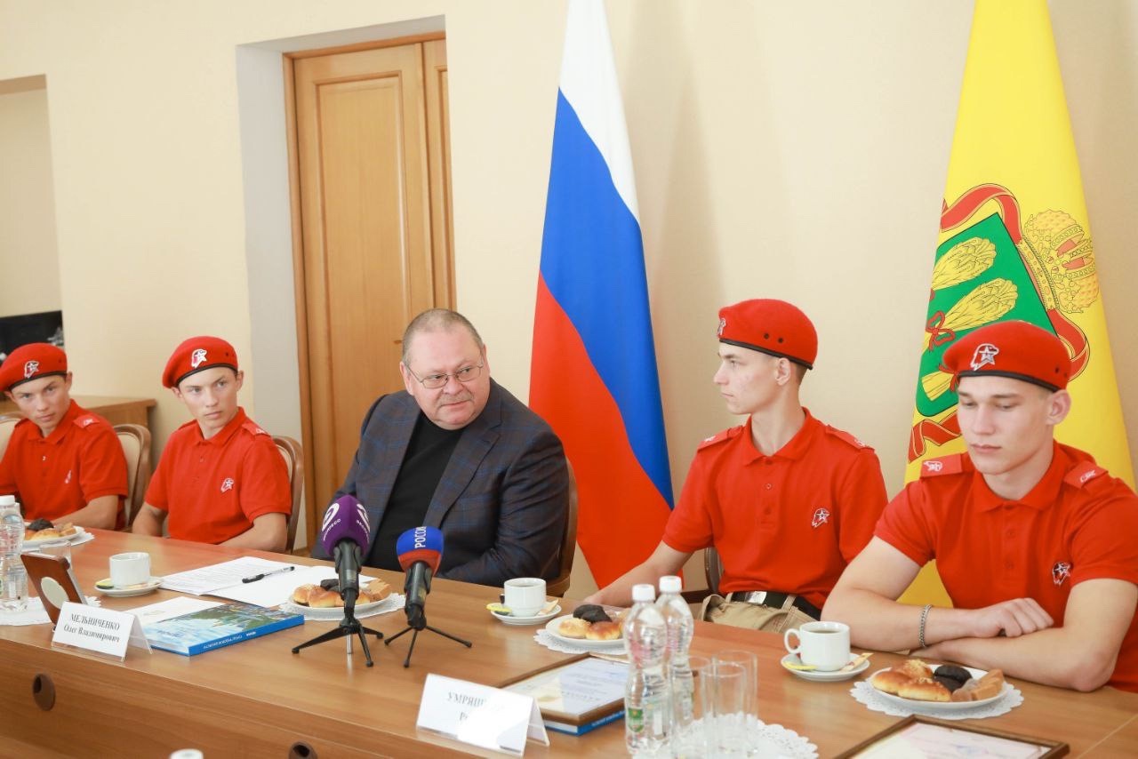 Олег Мельниченко вручил грамоты наставникам и поощрил участников сборов Гвардеец