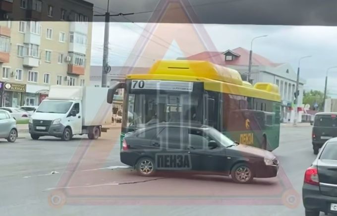 Автобус №70 столкнулся с легковушкой в Пензе, движение затруднено