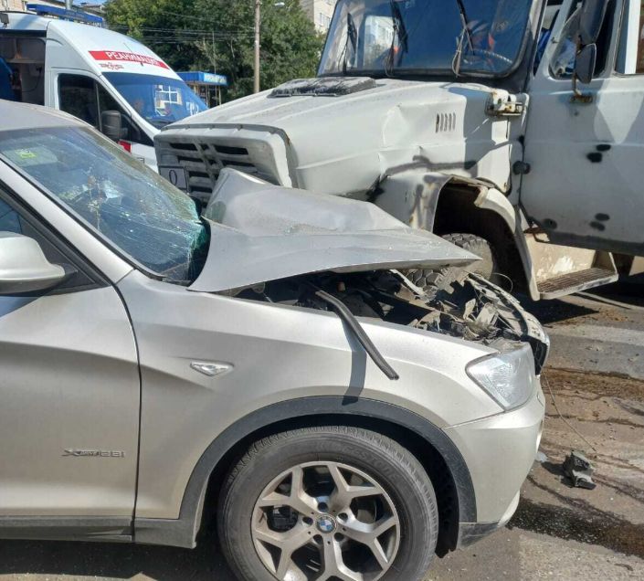 В Пензе столкнулись легковушка и грузовик: водителя деблокировали спасатели