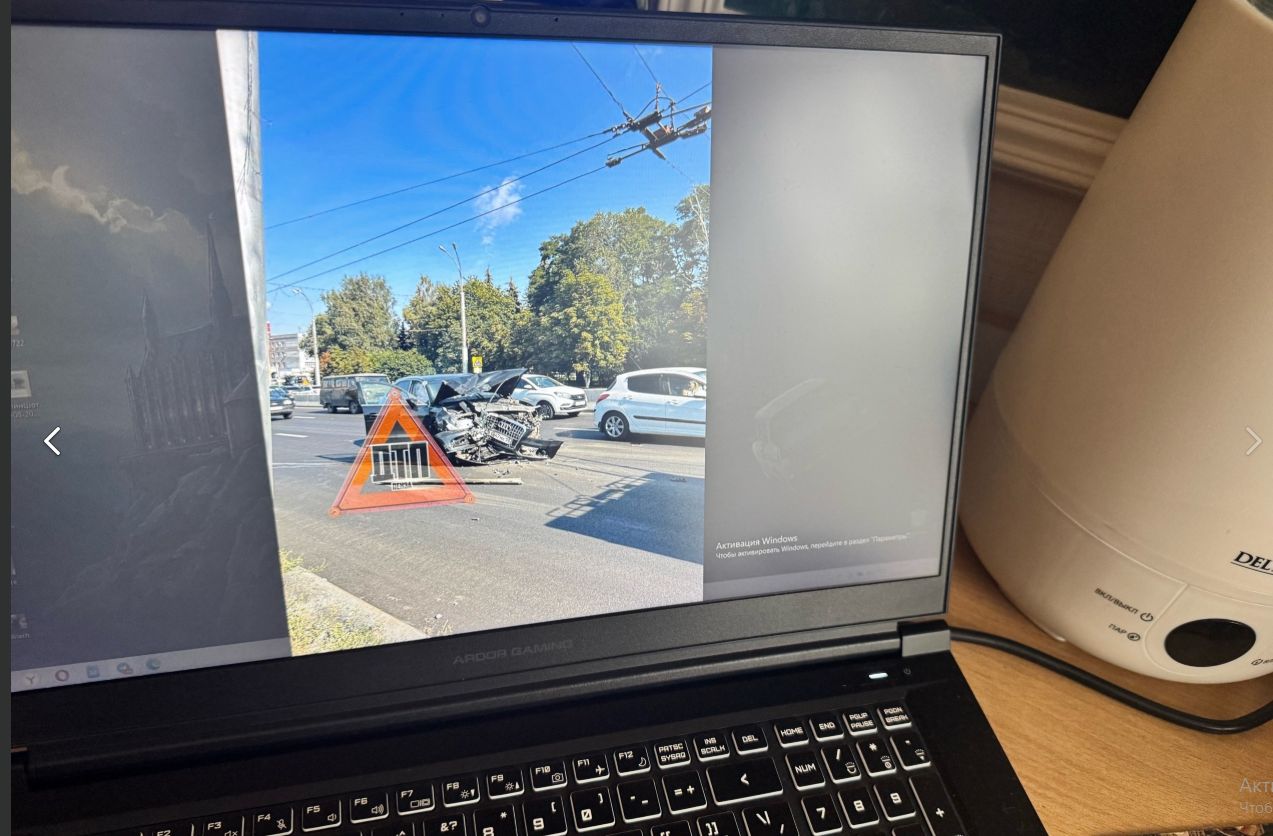 В Пензе иномарку сплющило после столкновения с троллейбусом