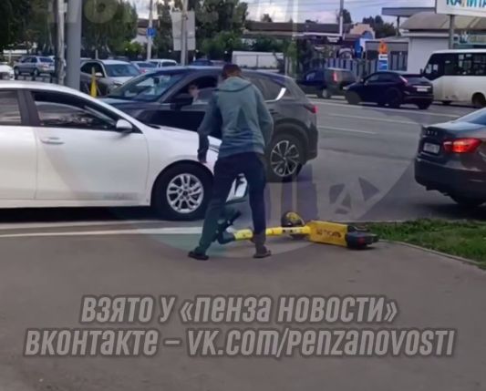 В Пензе мужчина атаковал электросамокат
