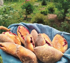 Румяные пирожки с ягодами лета