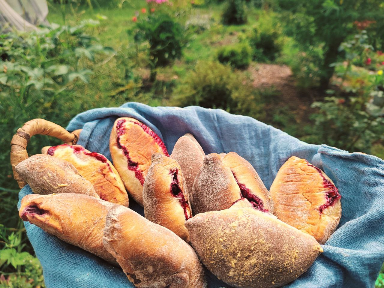 Румяные пирожки с ягодами лета