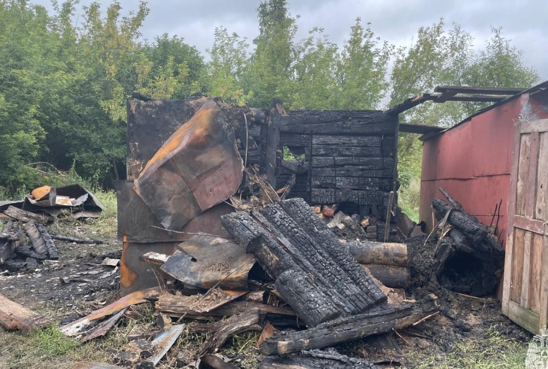 Пожар уничтожил баню в селе Ахматовка Каменского района