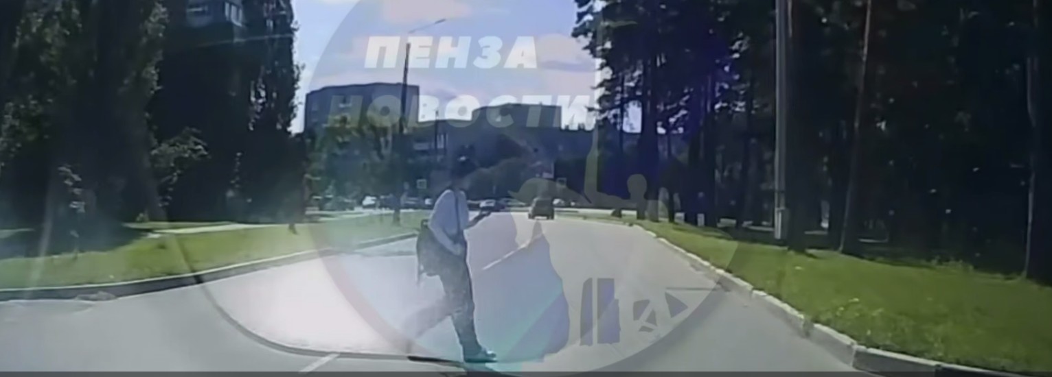 В Заречном школьница едва не попала под машину, увлекшись телефоном