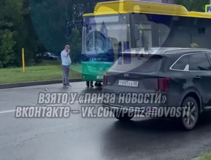 «Лобовуха всмятку»: В Пензе автобус сбил пешехода у здания налоговой