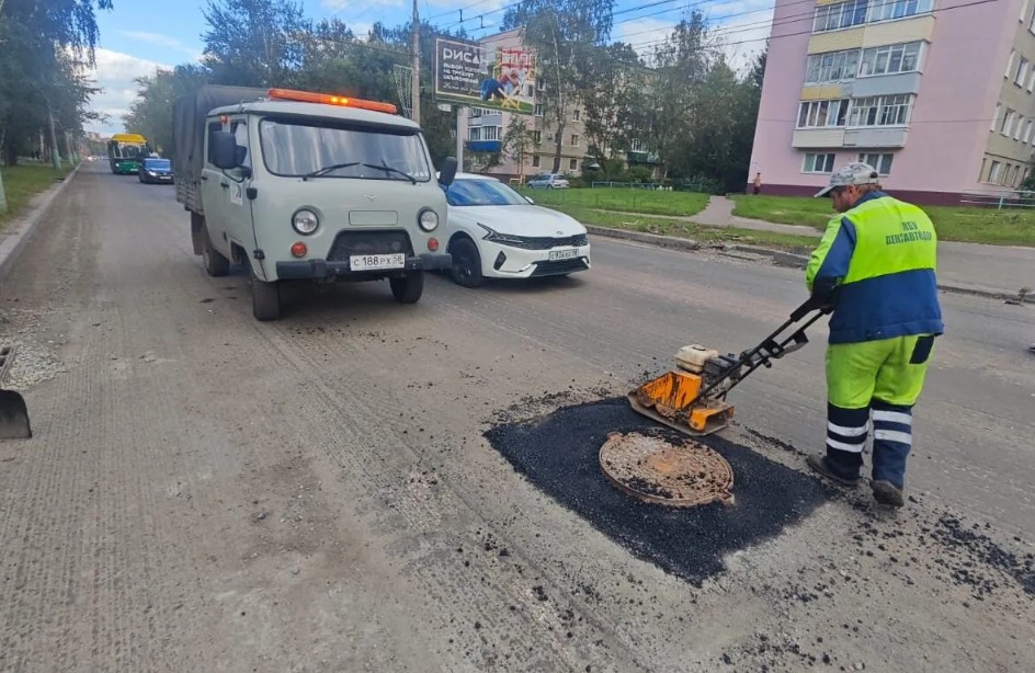 Опасные люки на улице Мира в Пензе: жители опасаются за свои автомобили