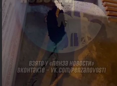 Опасная ловушка: под остановкой у торгового центра в Пензе провалился асфальт