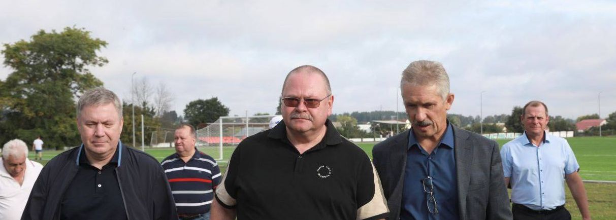 Олег Мельниченко осмотрел обновленный стадион и исторический музей в Вадинске