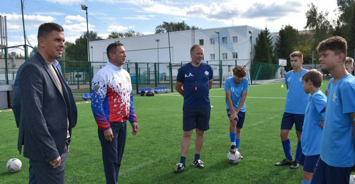 В Пензе обновили футбольное поле спорткомплекса Зенит