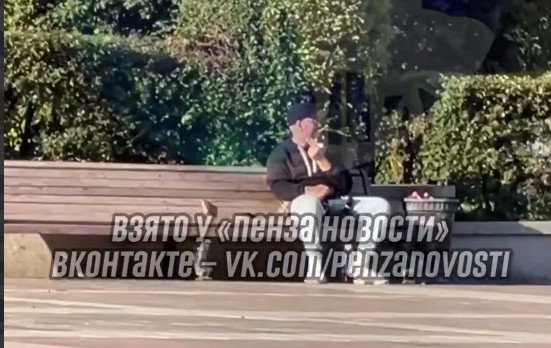 Пензенец прогулялся по центру города с питоном, вызвав любопытство прохожих