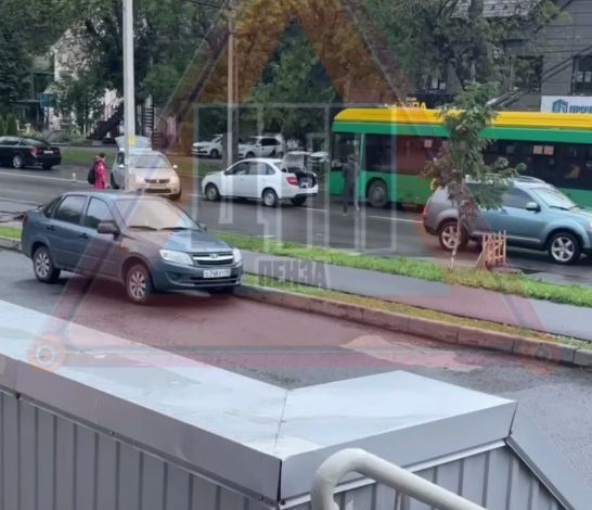 Легковушки столкнулись на Леонова в Пензе: на месте работали медики