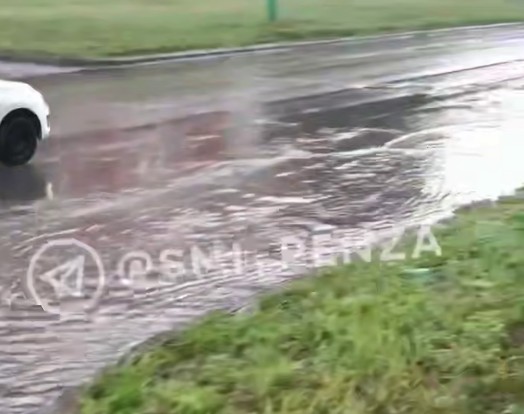 В Пензе после ливня улица Лозицкая превратилась в реку