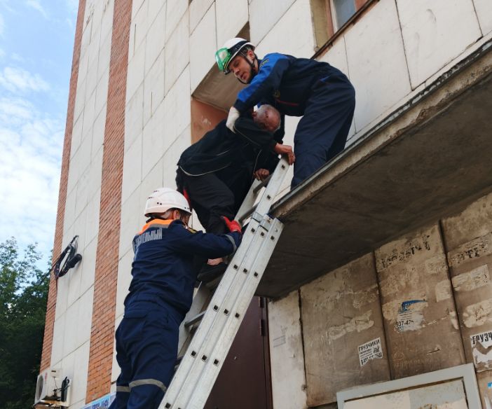 Пензенские спасатели сняли мужчину с козырька дома