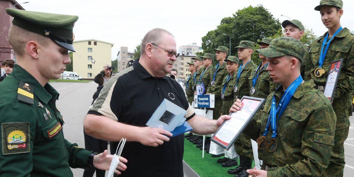 Олег Мельниченко наградил победителей юнармейских сборов «Гвардеец-2025»
