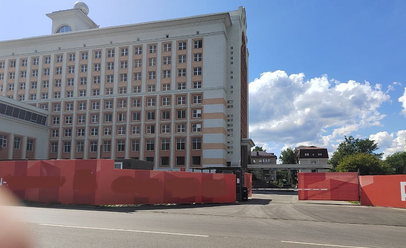 В Пензе у долгостроя Интурист начали демонтировать окна