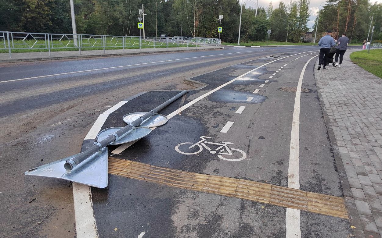 На новой дороге Антонова-Измайлова в Пензе упал дорожный знак