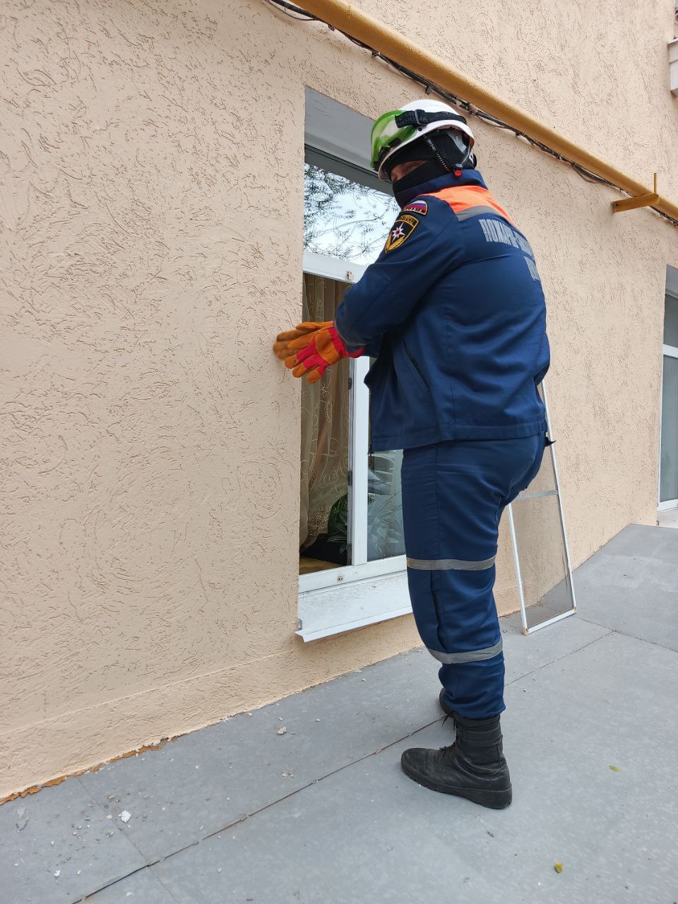 Шел сильный трупный запах: в Пензе спасателям пришлось вскрыть квартиру