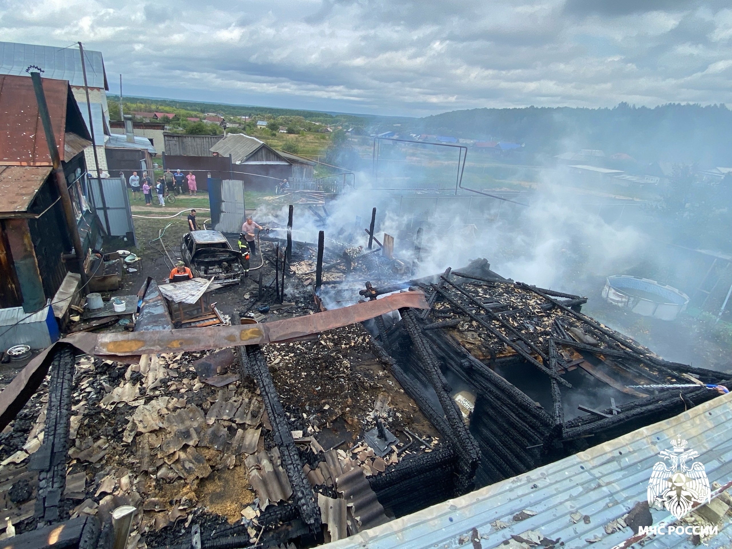 Сгорели авто и баня: в Неверкинском районе в пожаре пострадал 45-летний мужчина