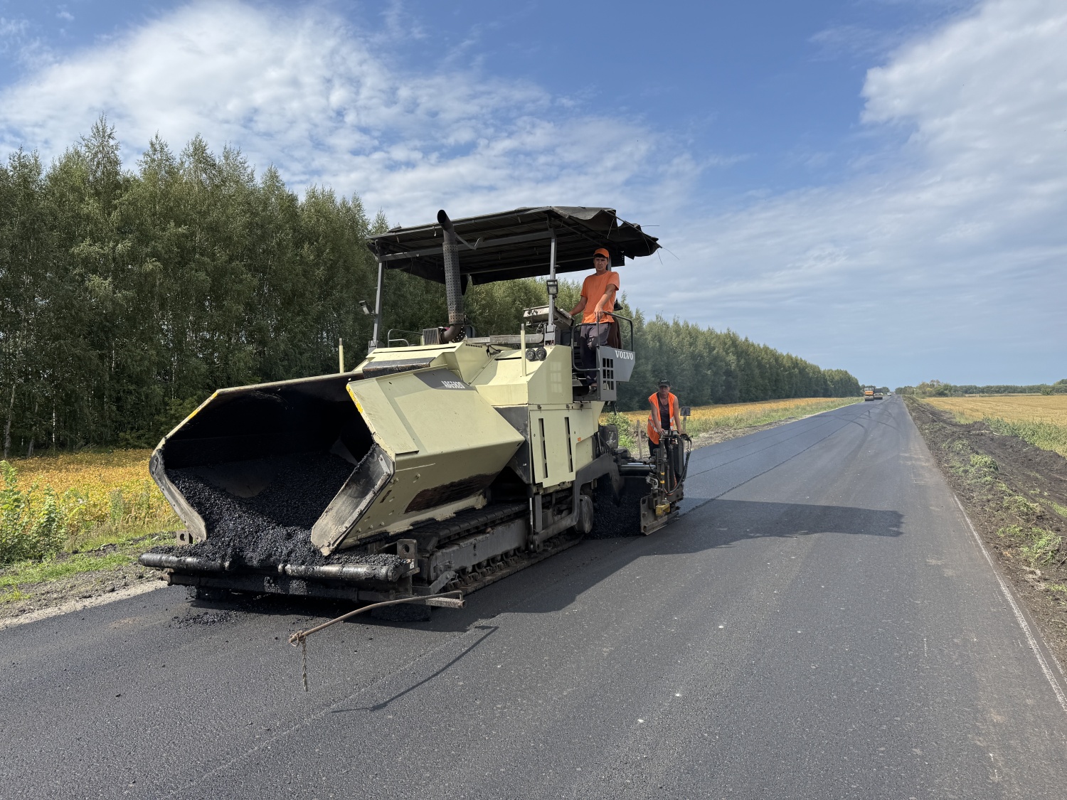 На дорогу Поим – Башмаково – Земетчино наносят финишный слой асфальта и разметку