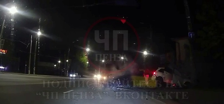 Жесткое ДТП случилось на улице Терновского в Пензе: машина перевернулась