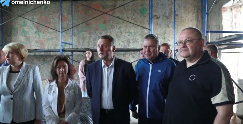 От библиотеки до элеватора: Губернатор посетил объекты Башмаковского района