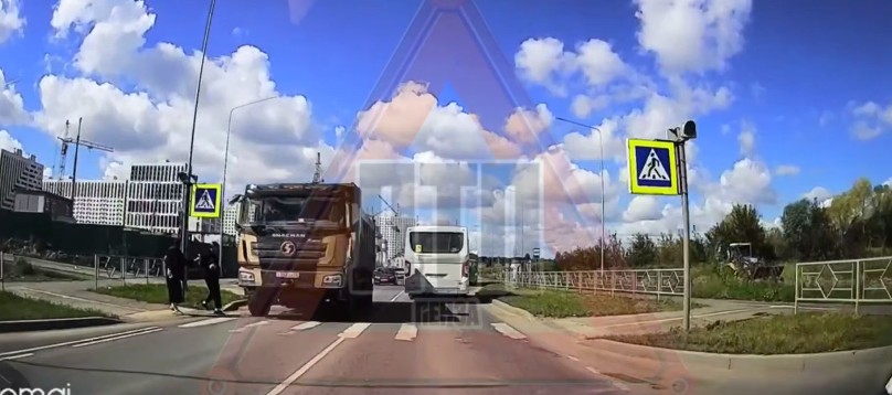 В Пензе грузовик едва не сбил девушек на пешеходном переходе