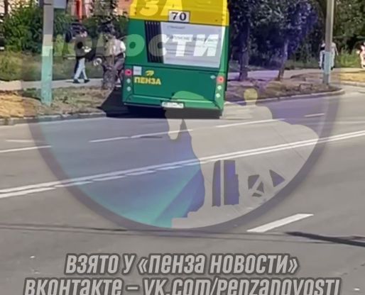 Автобус в Пензе уехал без водителя, переехав через бордюр