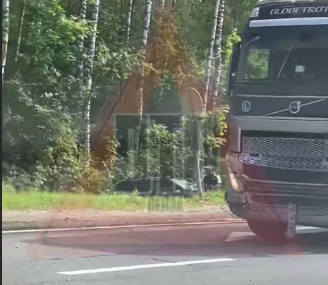 В Городищенском районе легковушка улетела в кювет после столкновения с фурами