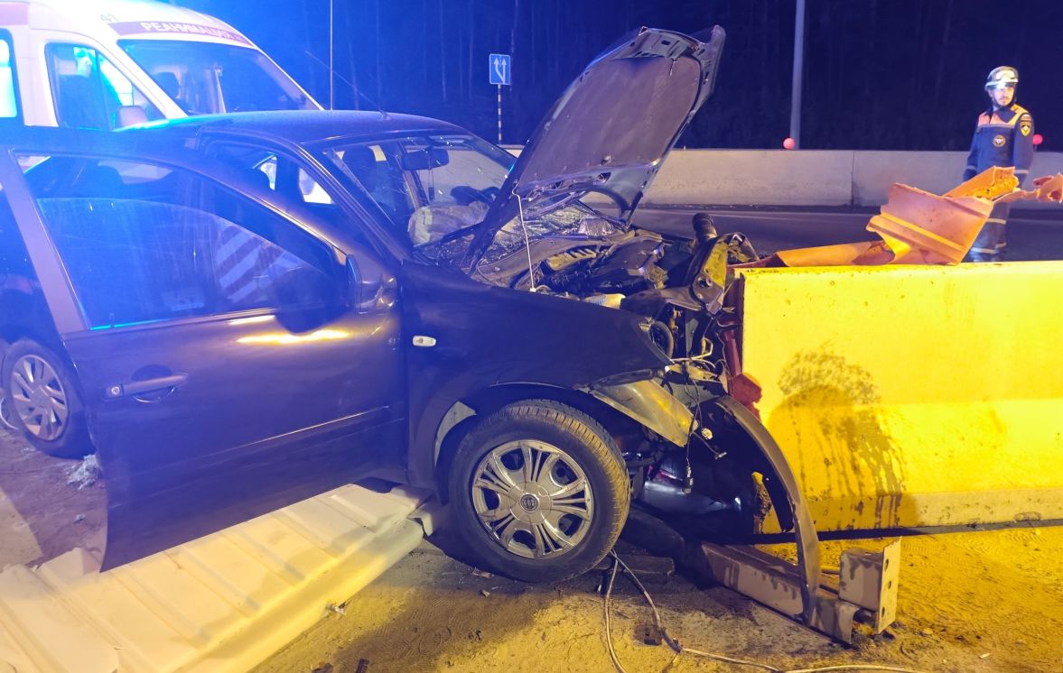 На трассе М5 «Урал» автомобиль врезался в ограждение